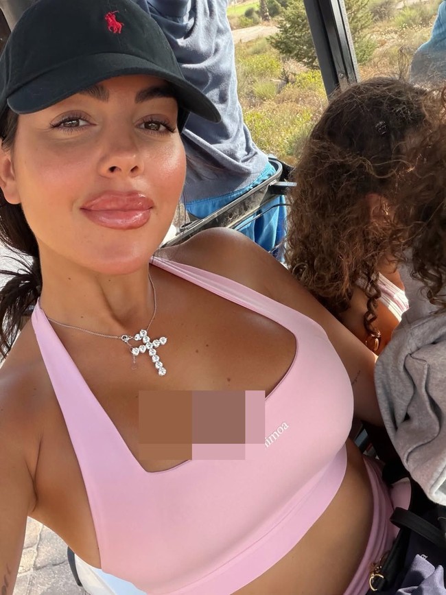Georgina pun memamerkan sekaligus mempromosikan gayanya di lapangan golf. Tunangan CR7 tersebut mengenakan setelan berwarna pink. Foto: Instagram @georginagio