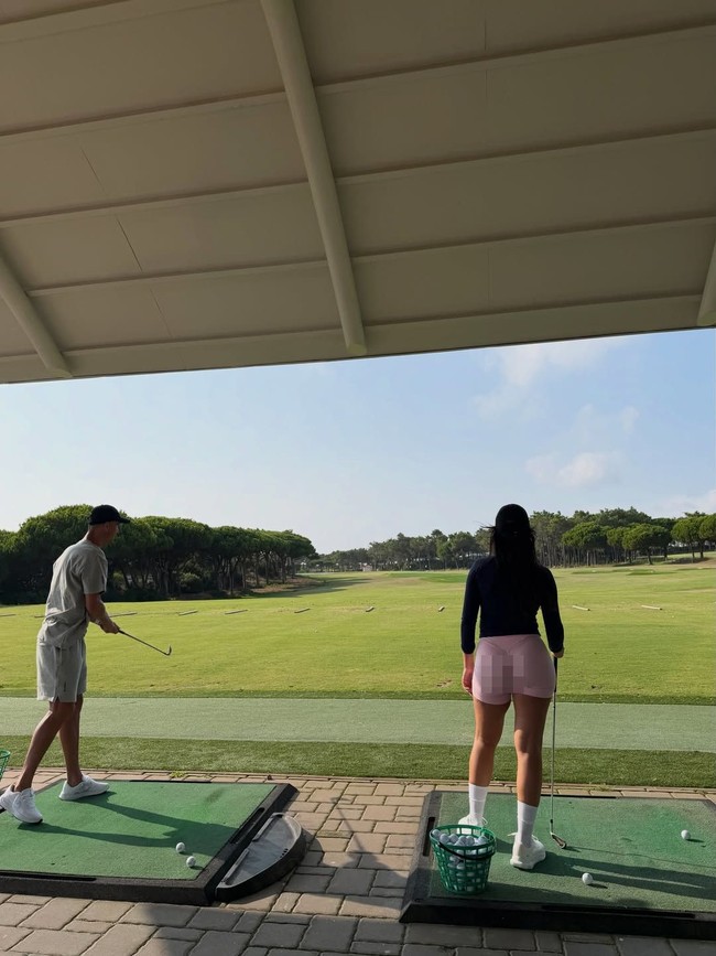 Busana Georgina menarik perhatian bukan hanya karena warnanya tapi juga potongan mini yang membentuk dan mengekspos bentuk tubuhnya. Foto: Instagram @georginagio