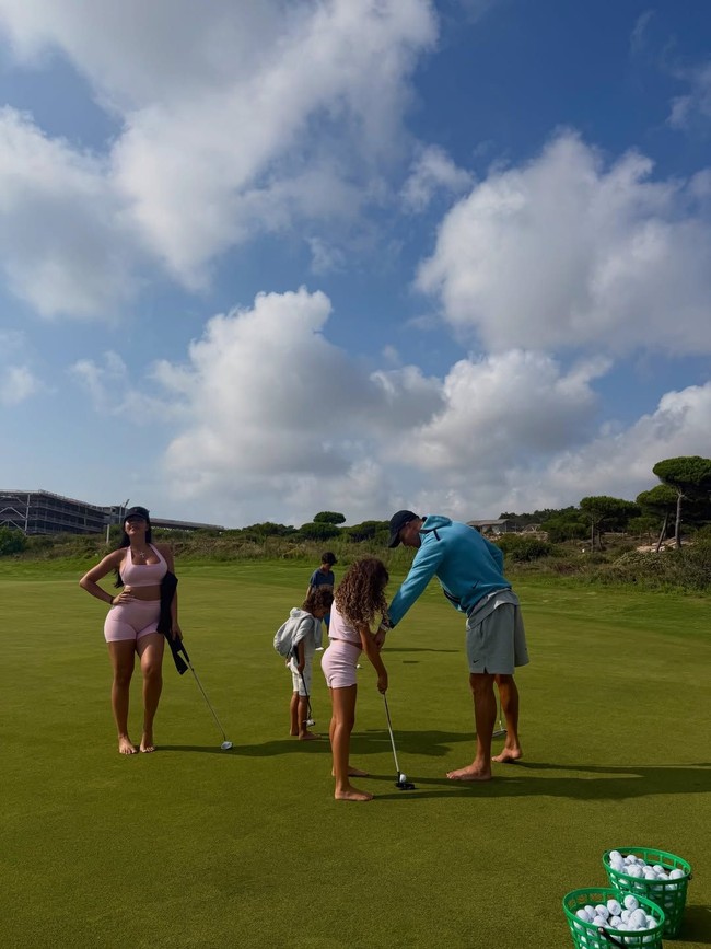 Setelah kekalahannya di Piala Dunia, Cristiano Ronaldo tampak menghabiskan waktu bersama keluarga. Dalam postingan terbaru Georgina Rodriguez, mereka terlihat bermain golf bersama.Foto: Instagram @georginagio