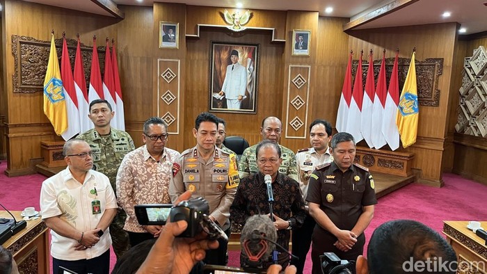 Gubernur Bali Wayan Koster menggelar konferensi pers seusai rapat koordinasi dengan Forkopimda Bali di Jayasabha, Denpasar, Selasa (28/7/2026). (Foto: Rizki Setyo/detikBali)