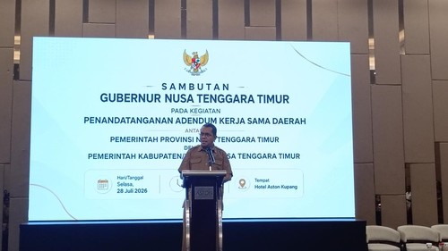 Gubernur NTT, Emanuel Melkiades Laka Lena, berpidato dalam Penandatanganan Addendum Kesepakatan Bersama antara Pemprov NTT dengan Pemerintah Kabupaten/Kota tentang Optimalisasi Pemungutan Pajak Daerah dan Opsen Pajak, di Kupang, Selasa (28/7/2027).