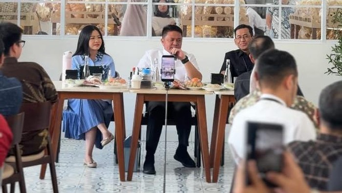Gubernur Sumsel Herman Deru saat bincang santai.