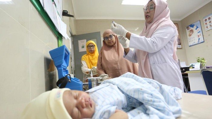 Petugas Puskesmas Lampulo menyiapkan vaksin imunisasi untuk balita di Banda Aceh, Aceh, Selasa (28/7/2026). Kementerian Kesehatan menyebutkan lebih dari 60 persen penduduk di seluruh Indonesia masih rentan terhadap virus hepatitis B dan terus melaksanakan program imunisasi untuk meminimalkan penularan penyakit serta meningkatkan kekebalan tubuh terutama pada anak-anak . ANTARA FOTO/Irwansyah Putra/foc.