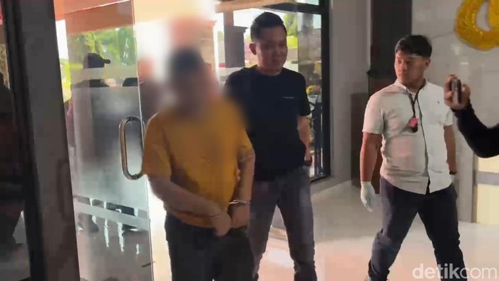 Inisial D, pelaku pembunuhan Perangkat Desa Kalipancur, Kecamatan Bojong, Pekalongan, Rosyanto (57) saat ditangkap polisi.