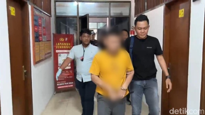 Inisial D, pelaku pembunuhan Perangkat Desa Kalipancur, Kecamatan Bojong, Pekalongan, Rosyanto (57) saat ditangkap polisi.