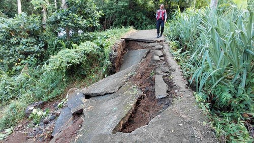 Jalan amas akibat luapan air sungai di Kecamatan Dawan, Desa Pesinggahan, Klungkung, Bali, Senin (27/7/2026).