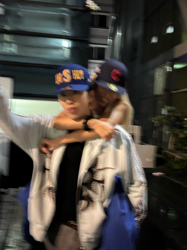 Baru-baru ini, Dayoung WJSN menjadi special guest di tengah pertunjukan Jay Park selama Waterbomb Festival 2026. Ia ikut menampilkan lagu MOMMAE dan Keep It Sexy (MOMMAE 2) milik Jay Park. Foto: dok. Instagram @moresojuplease