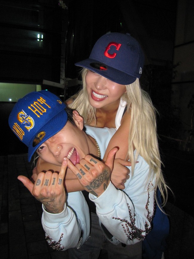 Penggemar semakin gemas lantaran Jay Park dan Dayoung WJSN bergaya serasi. Keduanya kompak memakai atasan putih dengan topi berwarna biru sampai busana bernuansa pink. Foto: dok. Instagram @moresojuplease
