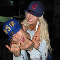 Penggemar semakin gemas lantaran Jay Park dan Dayoung WJSN bergaya serasi. Keduanya kompak memakai atasan putih dengan topi berwarna biru sampai busana bernuansa pink. Foto: dok. Instagram @moresojuplease