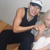 Dalam sejumlah foto, Jay Park dan Dayoung WJSN tampak berpelukan dan merangkul bahu satu sama lain. Terlihat natural seperti pasangan kekasih. Foto: dok. Instagram @moresojuplease