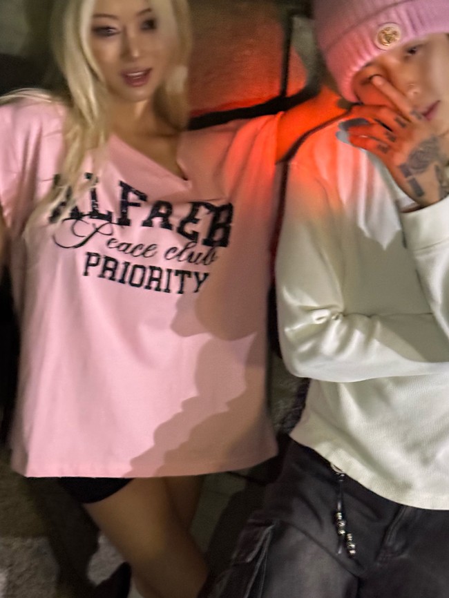 Sebelum Waterbomb Festival 2026, Jay Park dan Dayoung WJSN telah menggemparkan penggemar dengan kolaborasinya di Melon Music Awards 2025. Di mana Jay Park tampil telanjang dada, sementara Dayoung WJSN berbalut crop top dan hot pants hitam. Foto: dok. Instagram @moresojuplease