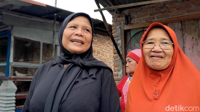 Iros (56) dan Juminah (65) warga Gang Damai Medan Polonia.
