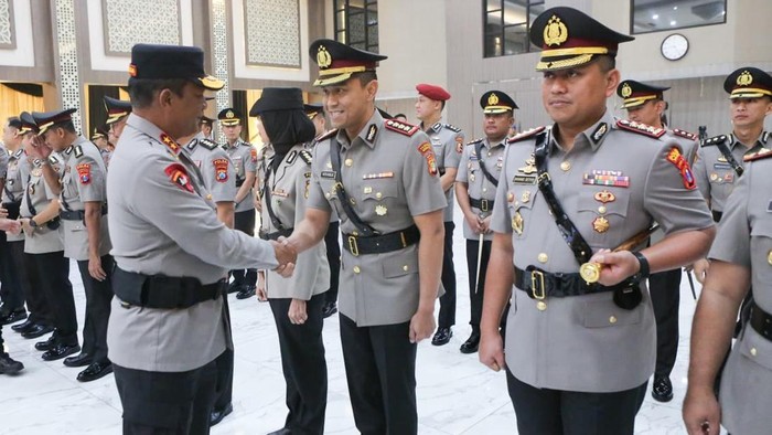 Kapolda Jatim Irjen Nanang Avianto memimpin upacara serah terima jabatan (sertijab) Pejabat Utama (PJU) dan sejumlah kapolres