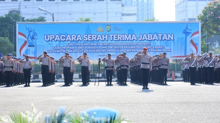 Kapolda Metro Jaya Komjen Asep Edi Suheri memimpin sertijab Dirlantas dan sejumlah kapolres, Selasa (28/7/2026).