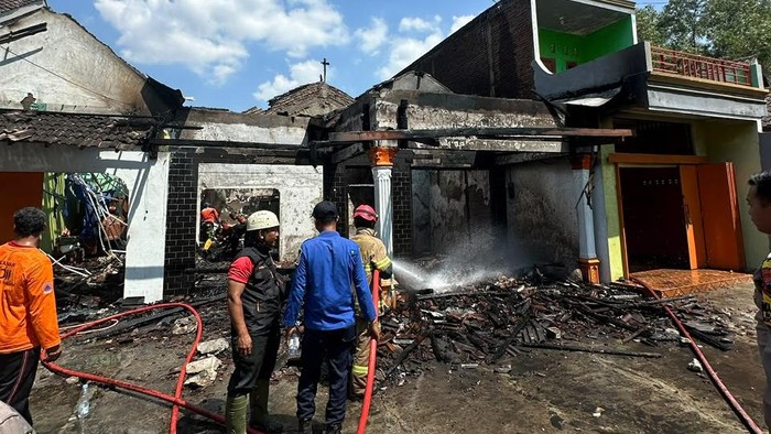 Petugas Damkar saat memadamkan api di rumah warga Dusun Jatimulyo RT 002/RW 019, Desa Kedung Jeruk, Kecamatan Mojogedang, Kabupaten Karanganyar, Selasa (28/7/2026).