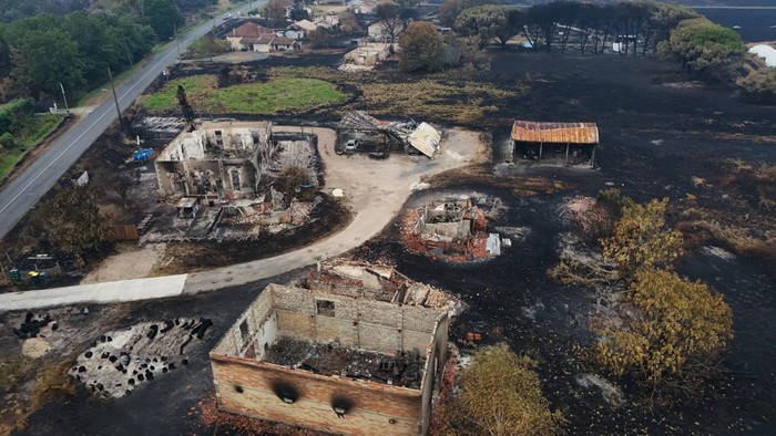 A drone view shows a burnt building in an area affected by a wildfire, in Le Porge, Gironde, amid drought conditions following a heatwave and water shortages across much of France, July 27, 2026. REUTERS/Manon Cruz