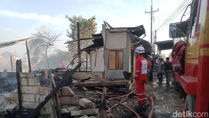 Kebakaran ludeskan gudang dan warung di kawasan Pelabuhan Kuwut, Brebes, Selasa (28/7/2026).