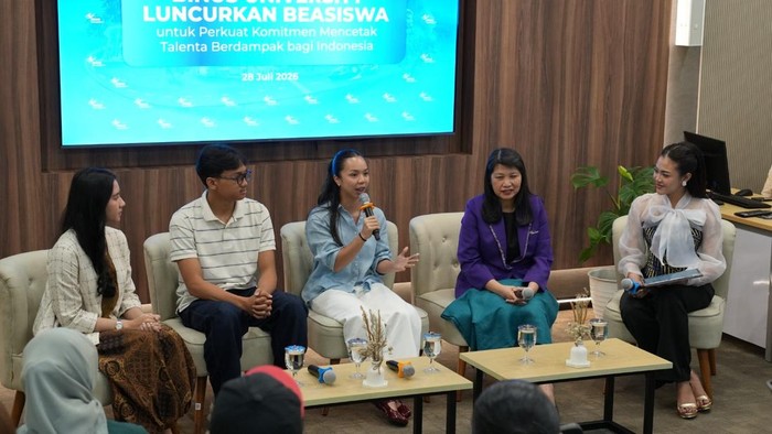 Keira Hadinoto (tengah) bersama penerima Binus Scholarship dan rektor Binus University di Jakarta, Selasa (28/7/2026).