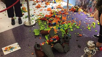 Walaupun anak-anak, tetap harus diajarkan untuk bertanggung jawab. Tidak boleh merusak barang. Apalagi LEGO USD 15.000 ini dibangunnya lama banget, hancurnya dalam satu jam setelah pameran dibuka. Foto: Jeff-Thy-Meme-God via Bored Panda
