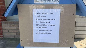 Perpustakaan gratis ini harus tutup sementara karena ada orang iseng yang mengambil semua bukunya. Foto: Just_L-i-v-i-n_ via Bored Panda