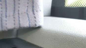 Seseorang menempelkan permen karet ke colokan USB di bis. Rese abis. Foto: weekendanchor via Bored Panda