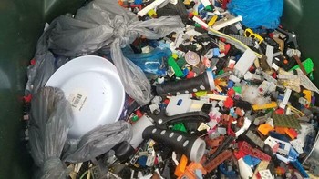 Ibunya pacar cewek ini membuang koleksi LEGO miliknya dengan alasan sudah tidak pernah dimainkan. Padahal ini koleksi sejak dirinya berusia sembilan tahun. Foto: SecondNo1399 via Bored Panda