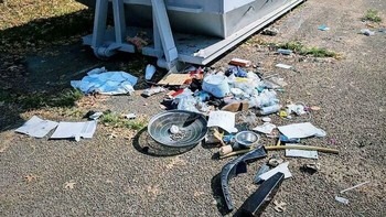 Tong sampah seharga USD 600 yang disewa khusus malah diisi sampah orang random. Hanya dalam satu malam, loh. Foto: anonymous via Bored Panda