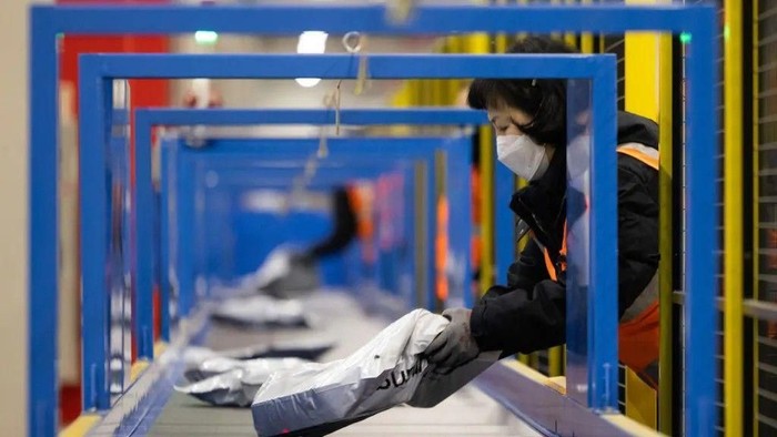 Industri pengiriman barang raksasa di Korea Selatan, yang didukung oleh ribuan pekerja gudang dan pengantar barang, sedang berada di bawah pengawasan ketat. (Getty Images)