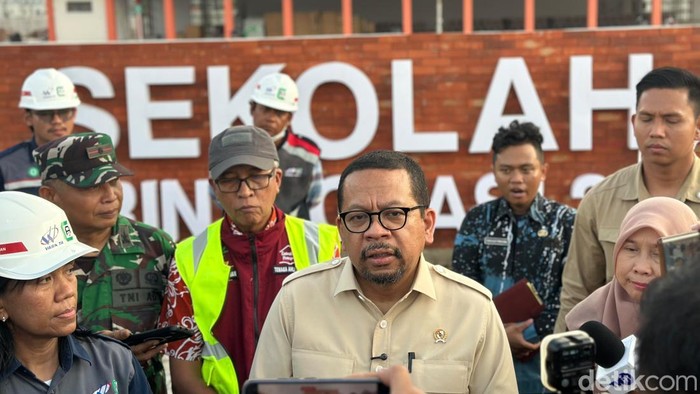 Kepala Badan Komunikasi Pemerintah (Bakom) RI Muhammad Qodari saat mengunjungi Sekolah Rakyat Terintegrasi 2 Kota Surabaya