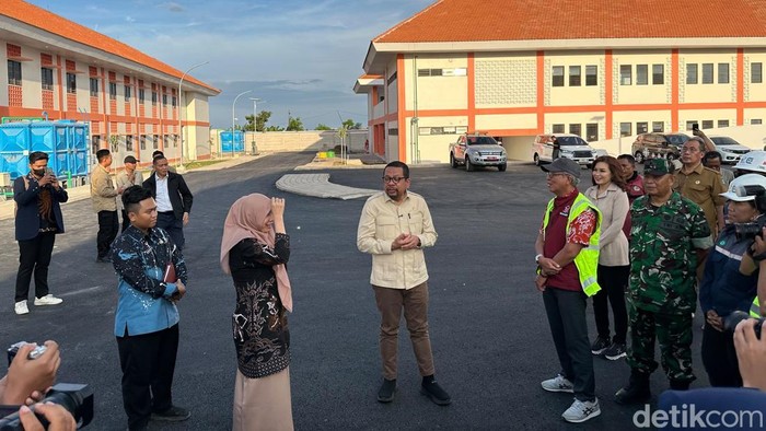 Kepala Badan Komunikasi Pemerintah (Bakom) RI Muhammad Qodari saat meninjau SR di Surabaya