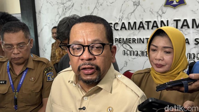 Kepala Badan Komunikasi Pemerintah (Bakom), Muhammad Qodari saat di kantor Kecamatan Tambaksari, Surabaya