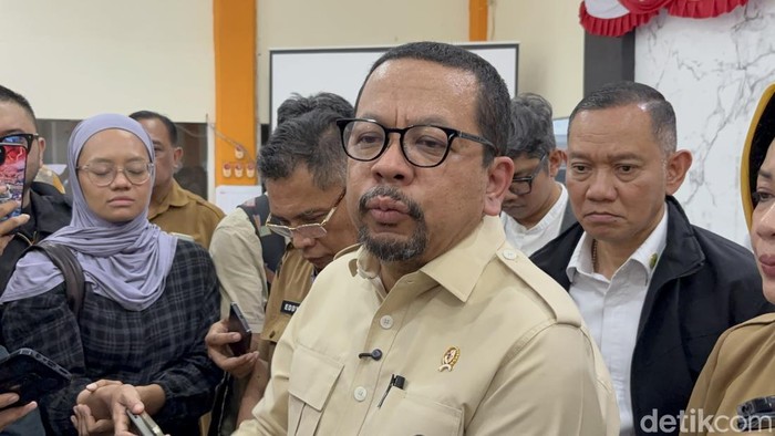 Kepala Badan Komunikasi Pemerintah (Bakom), Muhammad Qodari saat di kantor Kecamatan Tambaksari, Surabaya