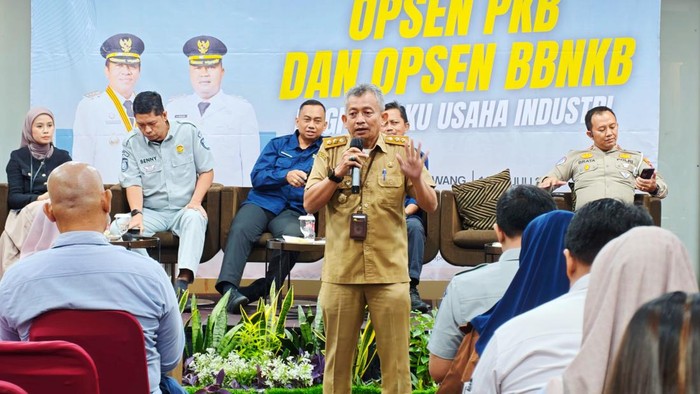 Kepala Bapenda Karawang Sahali Kartawijaya saat sosialisasi Opsen PKB di Bapenda Karawang