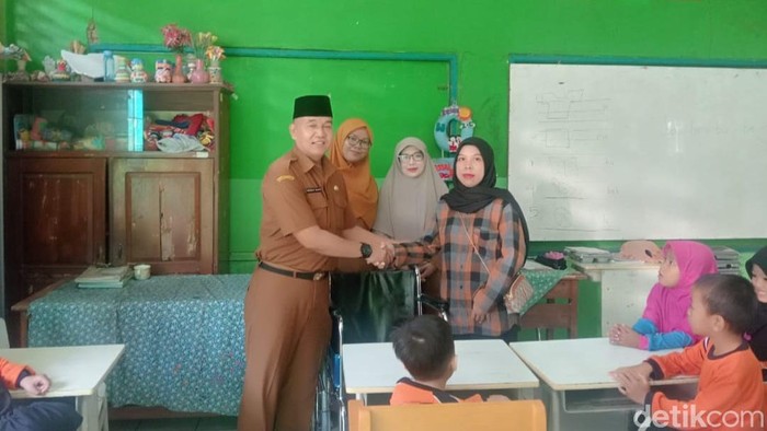 Kepala Dinas Pendidikan Kota Tasikmalaya, Rojab Riswan Taufik saat menyerahkan bantuan kursi roda.