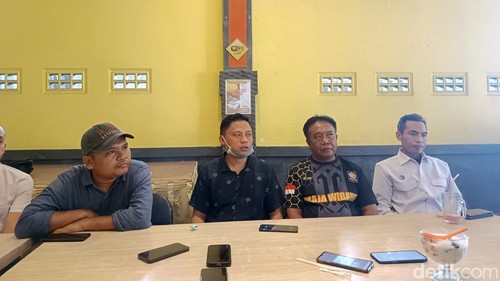 Kepala SPPG Kelurahan Perapen 01, Salman (bermasker), saat menyampaikan klarifikasi terkait dugaan pelecehan seksual terhadap bawahnya.