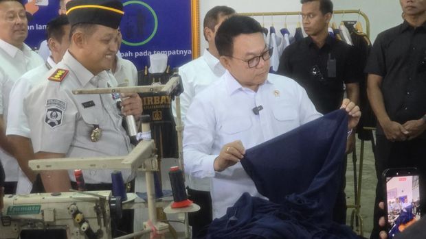 Kepala Staf Kepresidenan (KSP) Dudung Abdurachman bertanya ke salah satu penduduk bimbingan di Balai Latihan Kerja (BLK) Konveksi Nusakambangan, Siswantoro (28), nan sedang mengoperasikan mesin jahit.