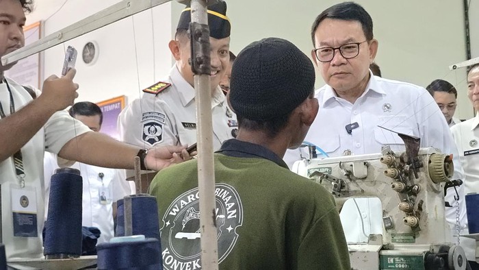 Kepala Staf Kepresidenan (KSP) Dudung Abdurachman bertanya ke salah satu warga binaan di Balai Latihan Kerja (BLK) Konveksi Nusakambangan, Siswantoro (28), yang sedang mengoperasikan mesin jahit.