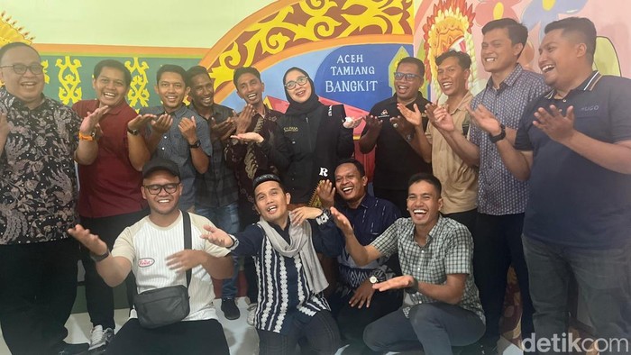 Ketua Yayasan CT Arsa Foundation Anita Ratna Sari Tanjung saat bersama alumni Rumah Anak Madani (Kartika Sari/detikcom)
