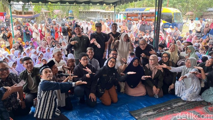 Ketua Yayasan CT Arsa Foundation Anita Ratna Sari (tengah) saat menjumpai warga Desa Sekumur, Aceh Tamiang (Kartika Sari/detikcom)