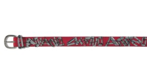 Sabuk yang dipakai Jin ini terbuat dari leather dengan warna merah. Detail custom lettering metal-nya bikin belt ini makin eksklusif. Sekarang aksesori yang dipakai saat halftime show Piala Dunia 2026 itu ditawar di situs lelang Christies di angka USD 5.500 (~Rp 99,45 juta). (Foto: dok. Christies)