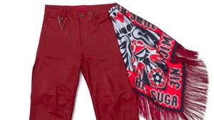 Celana dan scarf yang dipakai Suga di halftime show Piala Dunia 2026 ini dilelang sebagai satu kesatuan item. Celananya dari brand Vain sementara scarf-nya (spesial dengan tulisan nama member BTS) dari Courtney MC. Penawaran lelangnya kini mencapai USD 9.000 (~Rp 162,74 juta). (Foto: dok. Christies)