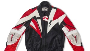 Jaket Jungkook ini merupakan produk Courtney MC dari lini DIRT mereka keluaran 2026. Bergaya pemotor, jaket ini didesain dengan warna merah, hitam, dan putih dengan estimasi lelang maksimal USD 4.000. Penawaran buat terakhir di situs Christies sebelum penutupan besok mencapai USD 12.000 (~Rp 216,99 juta). (Foto: dok. Christies)