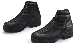 Boots Untitled-03, berbahan leather hitam dangan retsleting di bagian depan, keluaran AKME ini dipakai RM di halftime show Piala Dunia 2026 pada 19 Juli lalu. Estimasi lelangnya di rentang USD 1.000-3.000, tapi harga penawaran tertinggi (berdasarkan kurs Google Finance USD 1 = Rp 18.082,66) per Selasa (28/7/2026) udah mencapai USD 4.200 (~Rp 75,9 juta). (Foto: dok. Christies)