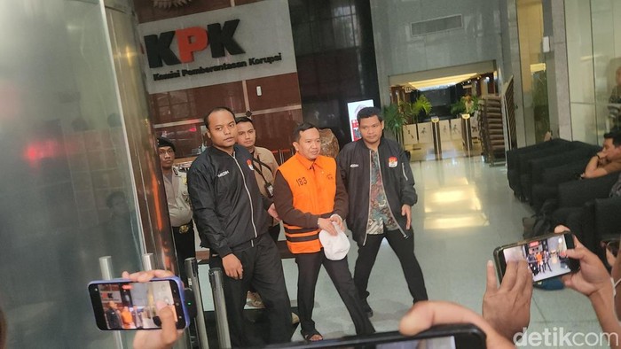 KPK menahan tersangka Moch Mahrus, anggota DPRD Jawa Timur. (Adrial/detikcom)