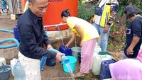 Secara berkala BPBD Trenggalek akan mendistribusikan air bersih untuk daerah-daerah yang dilanda kekeringan.