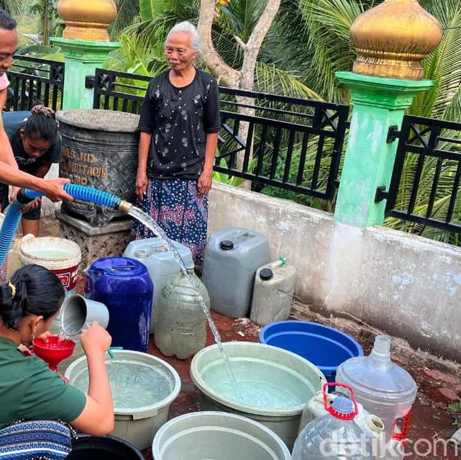 BPBD Trenggalek Distribusikan Air Bersih