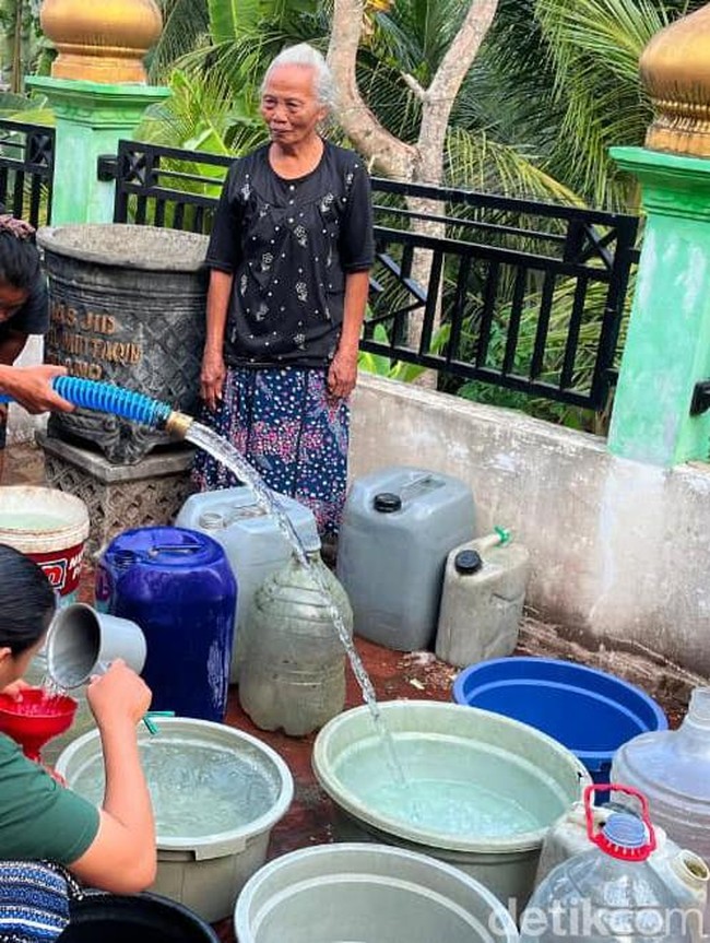 BPBD Trenggalek Distribusikan Air Bersih