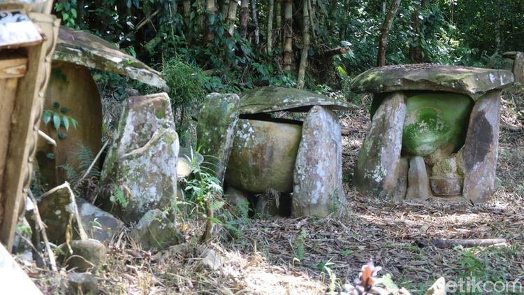 Rupa Kuburan Batu Leluhur Dayak, Berbentuk Mangkuk Berisi Tulang