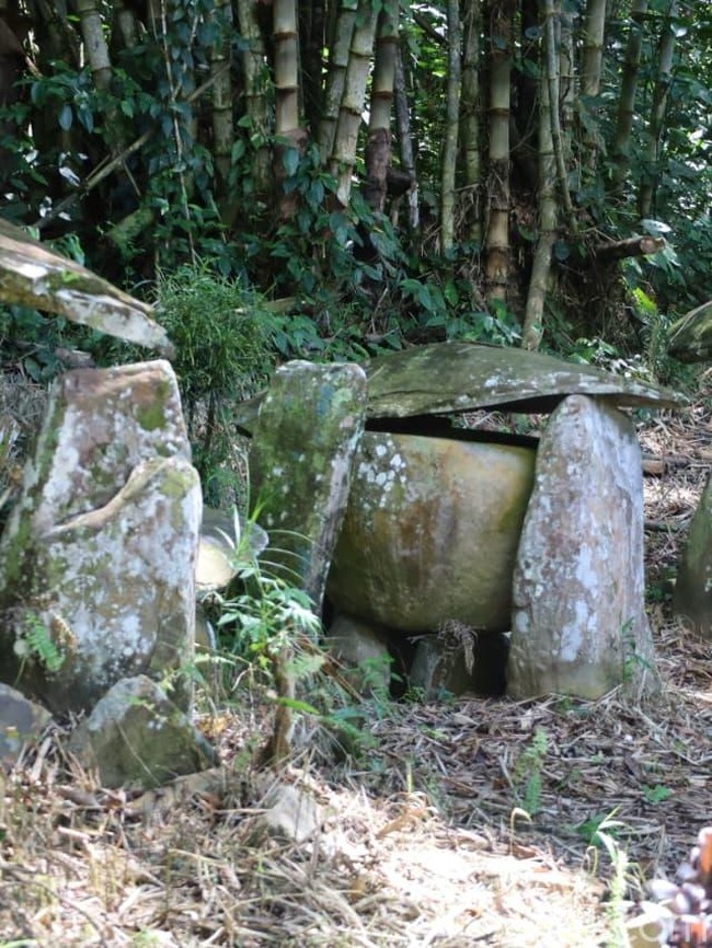 Rupa Kuburan Batu Leluhur Dayak, Berbentuk Mangkuk Berisi Tulang