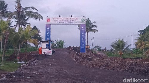 Lokasi proyek pembangunan sport center, Kelurahan Bakbakan, Kabupaten Gianyar, Selasa (28/7/2026). (Aryo Mahendro/detikBali).